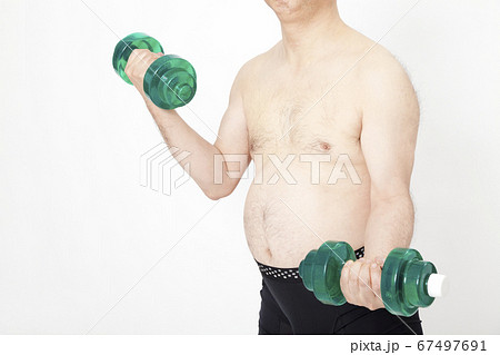 筋トレをするメタボ男性 67497691