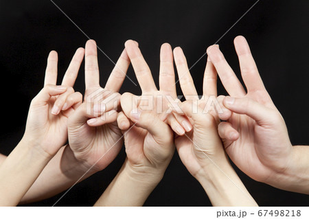 ピースサイン ピースサイン 67498218