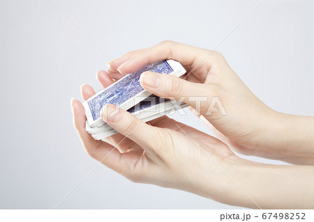 トランプを切る手 67498252