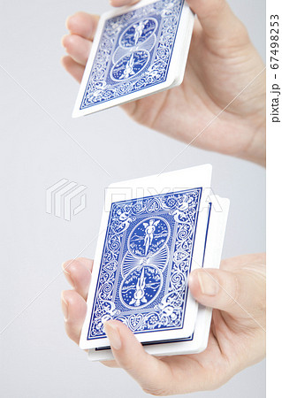 トランプを切る手 67498253