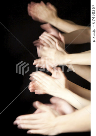 拍手する男女の写真素材