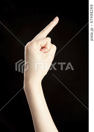 中指を立てる 中指を立てる 67498269