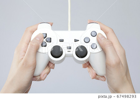 ゲームをする手元 67498293
