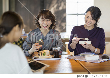 ランチをしながら会話をするビジネスウーマン 67498426