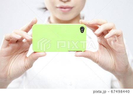 スマートフォンで写真を撮る女性 スマートフォンで写真を撮る女性 67498440