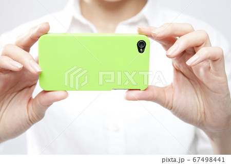 スマートフォンで写真を撮る女性 スマートフォンで写真を撮る女性 67498441
