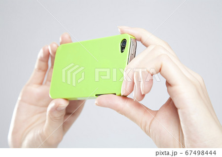 スマートフォンで写真を撮る女性 スマートフォンで写真を撮る女性 67498444