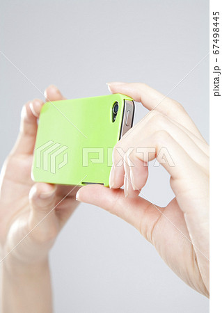 スマートフォンで写真を撮る女性 スマートフォンで写真を撮る女性 67498445