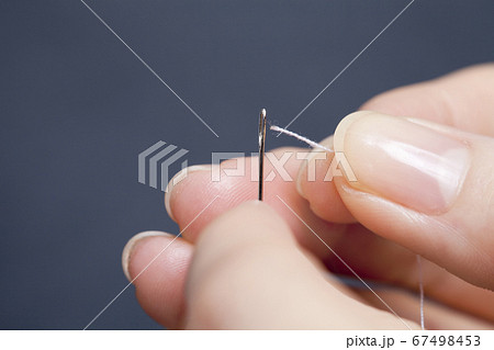 裁縫をする女性の手 67498453