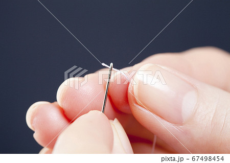 裁縫をする女性 裁縫をする女性 67498454