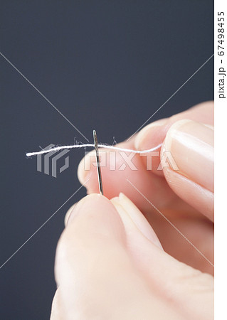 裁縫をする女性の手 裁縫をする女性の手 67498455