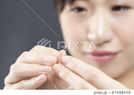 裁縫をする女性の手 67498456