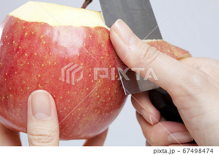 リンゴの皮むきの写真素材