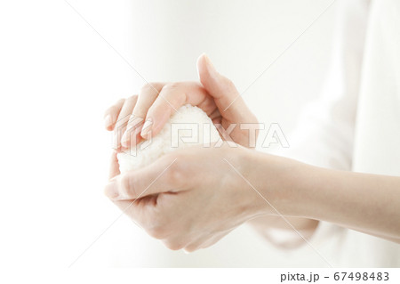 おにぎりを握る女性 おにぎりを握る女性 67498483