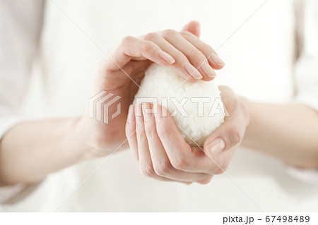 おにぎりを握る女性 67498489
