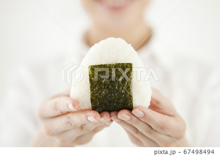 おにぎりを握る女性 67498494
