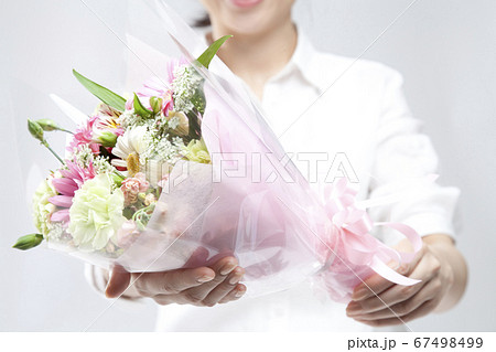 花束を持つ女性の手 花束を持つ女性の手 67498499