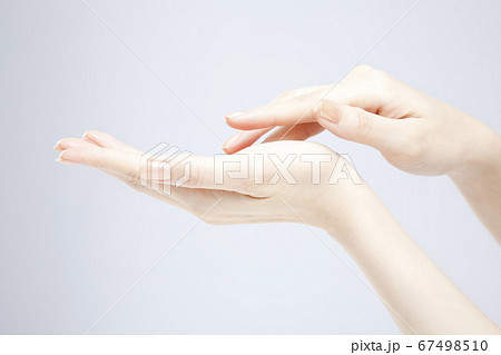 女性の手 67498510