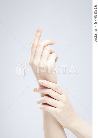 女性の手 女性の手 67498516