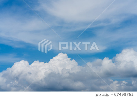 大雨の雲 黒い雲 青い空 暗い雲 白い雲 背景素材の写真素材