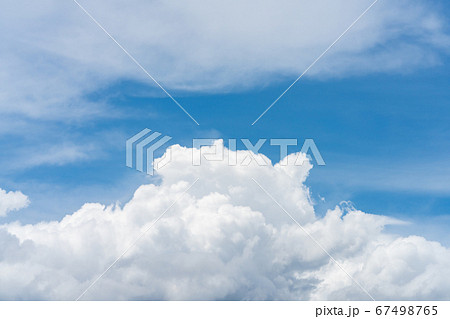 大雨の雲 黒い雲 青い空 暗い雲 白い雲 背景素材の写真素材