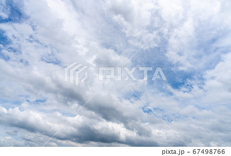 大雨の雲 黒い雲 青い空 暗い雲 白い雲 背景素材の写真素材