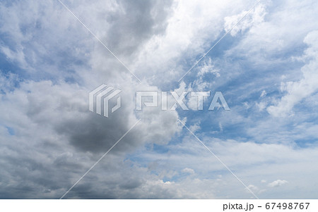 大雨の雲 黒い雲 青い空 暗い雲 白い雲 背景素材の写真素材