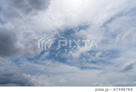 大雨の雲 黒い雲 青い空 暗い雲 白い雲 背景素材の写真素材