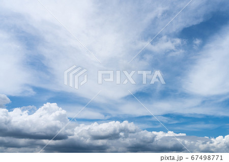 大雨の雲 黒い雲 青い空 暗い雲 白い雲 背景素材の写真素材