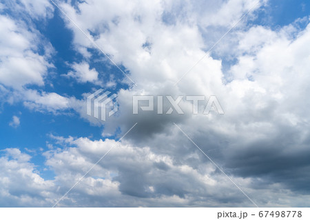 大雨の雲 黒い雲 青い空 暗い雲 白い雲 背景素材の写真素材