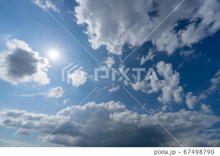 大雨の雲 黒い雲 青い空 暗い雲 白い雲 背景素材の写真素材