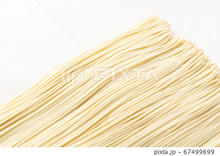 中華麺(細麺･ストレート麺)。 67499699