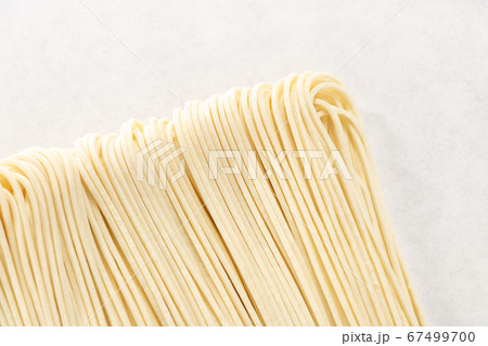 中華麺(細麺･ストレート麺)。 67499700