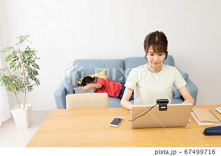 テレワークを子育てで中断する女性 67499716