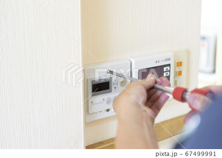 給湯器 暖房ボイラーのリモコン（交換中） 67499991