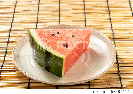 スイカ(カット)。背景すだれで夏イメージ。 スイカ(カット)。背景すだれで夏イメージ。 67500114