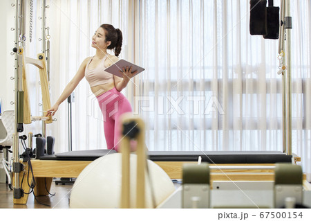 ピラティス 女性 女 67500154