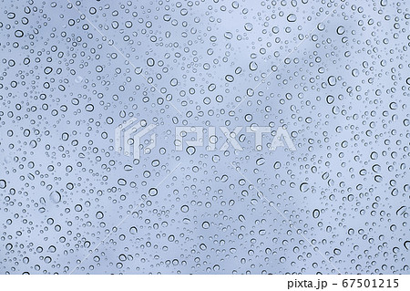 ガラスの綺麗な水滴　車のフロントガラスについた雨粒 67501215