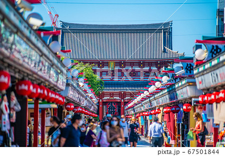 日本の東京都市景観 観光客で賑わいを取り戻しつつある東京・浅草寺(新型コロナ・マスク姿) 日本の東京都市景観 観光客で賑わいを取り戻しつつある東京・浅草寺(新型コロナ・マスク姿) 67501844