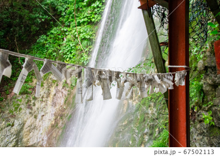 絹掛の滝にて不動明王に参拝しておみくじを引く　岡山県新見市 67502113