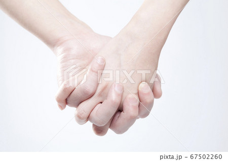 手を繋ぐ男女 手を繋ぐ男女 67502260