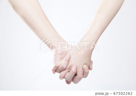 手を繋ぐ男女 67502262