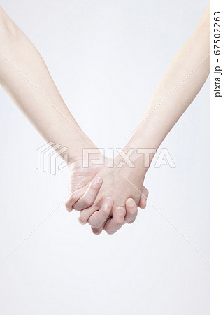 手を繋ぐ男女 手を繋ぐ男女 67502263