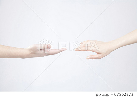 手を伸ばす男女 手を伸ばす男女 67502273