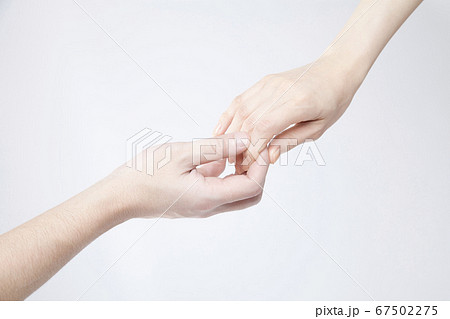 手を握る男女 67502275