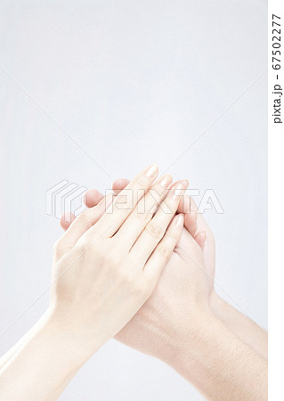 手を握る男女 67502277