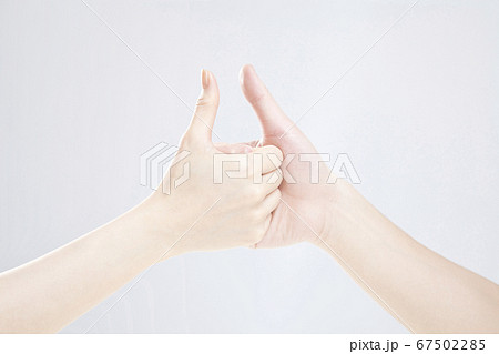 指相撲する男女 67502285