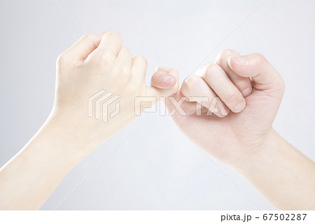 指切りする男女 67502287