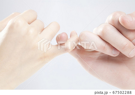 指切りする男女 67502288