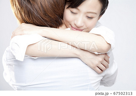 抱き合う男女 67502313